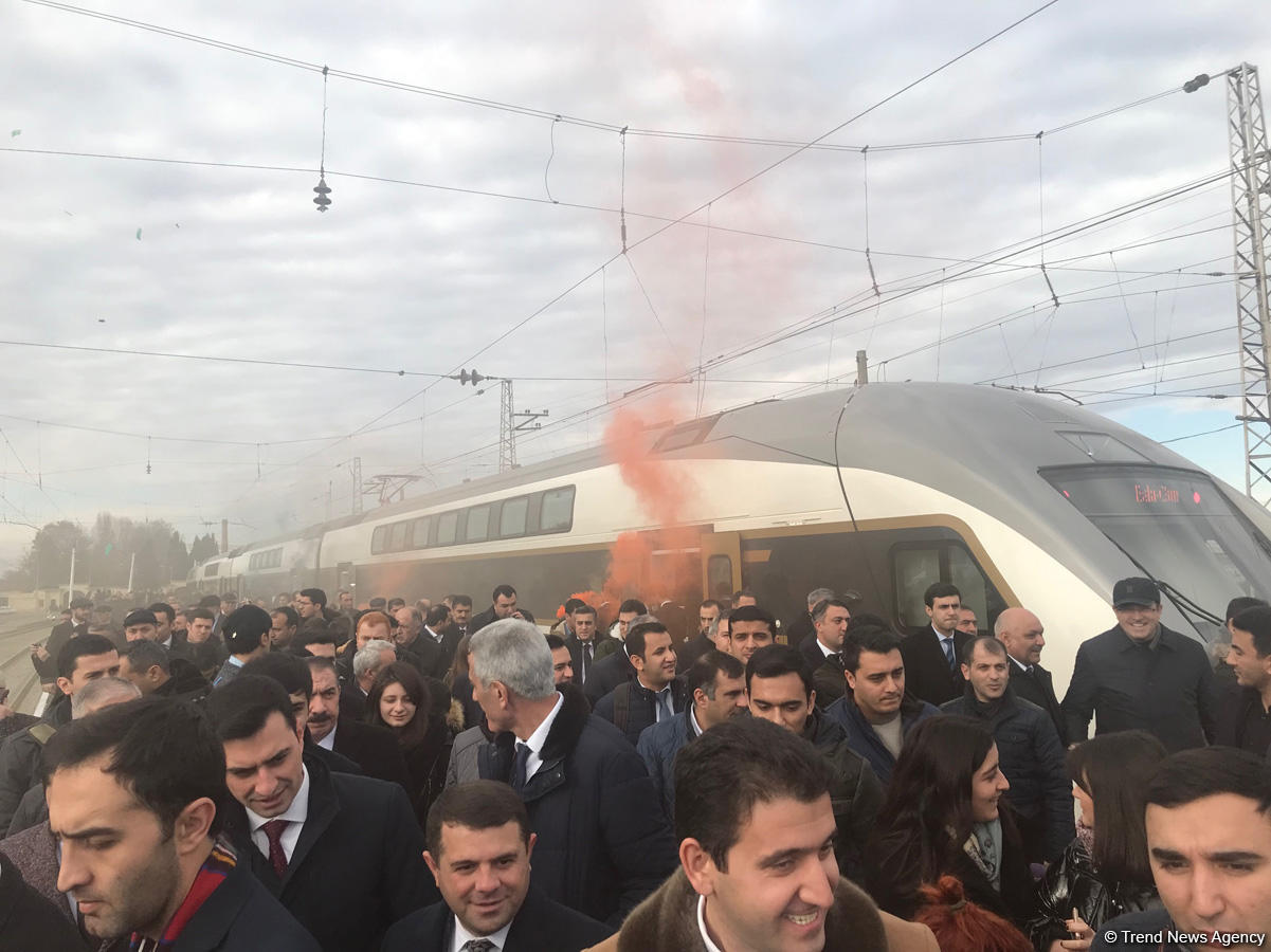 Экспресс-поезд Баку-Гянджа-Баку отправился в первый рейс (ФОТО)