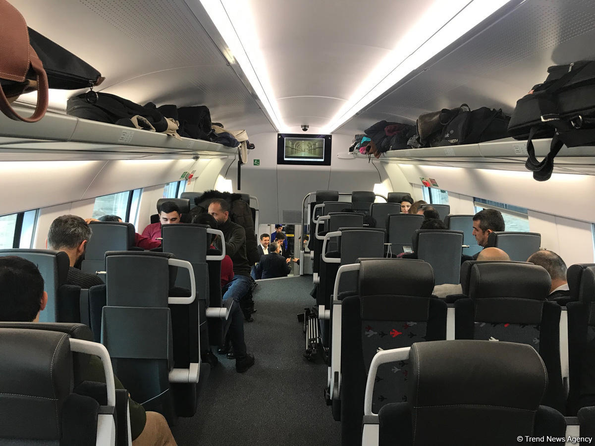 Экспресс-поезд Баку-Гянджа-Баку отправился в первый рейс (ФОТО)