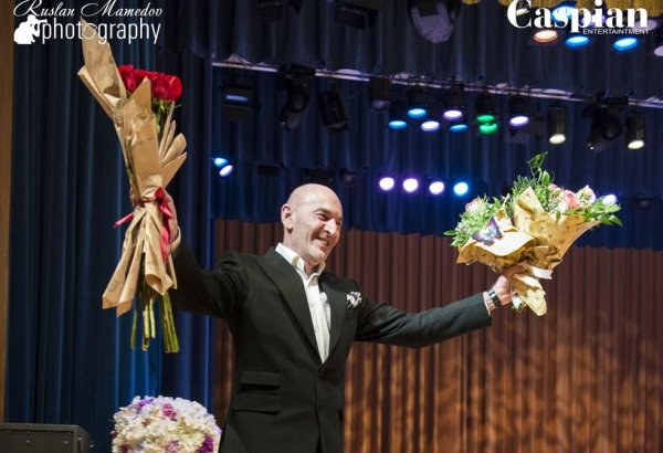 Ильгар Мурадов воплотил свое счастье в акустический Новый год (ФОТО)