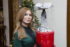 Фахрия Халафова получила на день рождения удивительный торт-статуэтку (ВИДЕО, ФОТО)