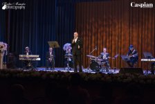 Ильгар Мурадов воплотил свое счастье в акустический Новый год (ФОТО)