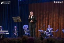 Ильгар Мурадов воплотил свое счастье в акустический Новый год (ФОТО)