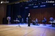 Ильгар Мурадов воплотил свое счастье в акустический Новый год (ФОТО)