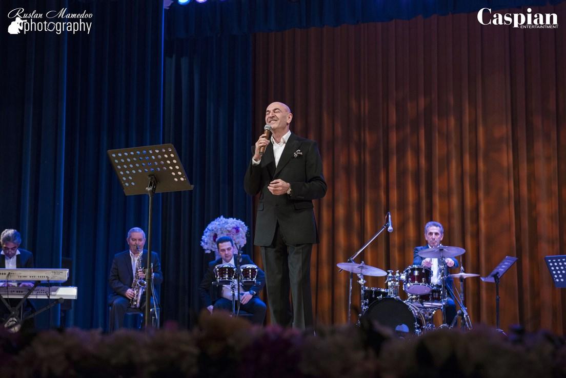 Ильгар Мурадов воплотил свое счастье в акустический Новый год (ФОТО)