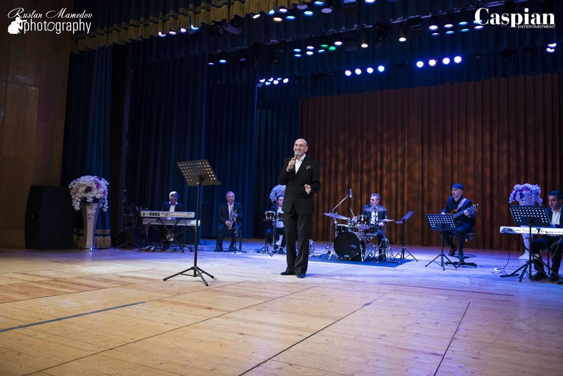 Ильгар Мурадов воплотил свое счастье в акустический Новый год (ФОТО)