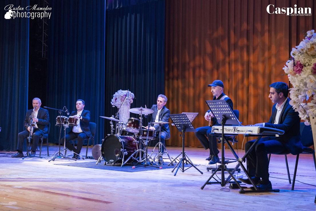 Ильгар Мурадов воплотил свое счастье в акустический Новый год (ФОТО)