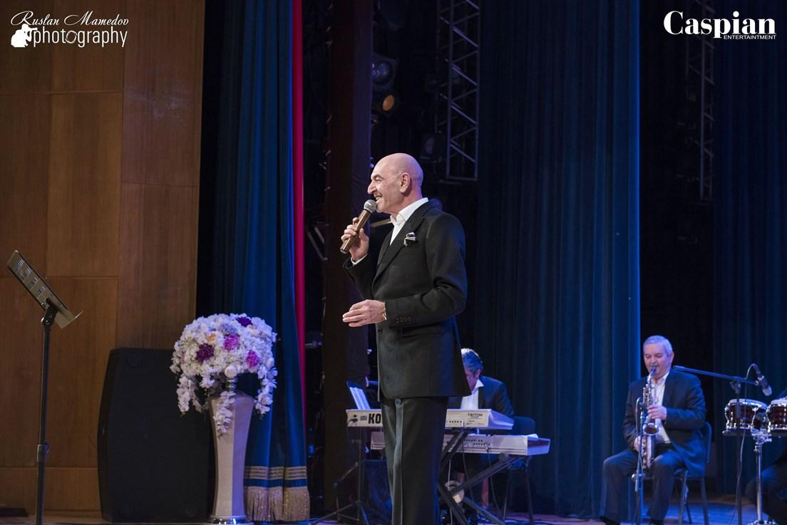 Ильгар Мурадов воплотил свое счастье в акустический Новый год (ФОТО)