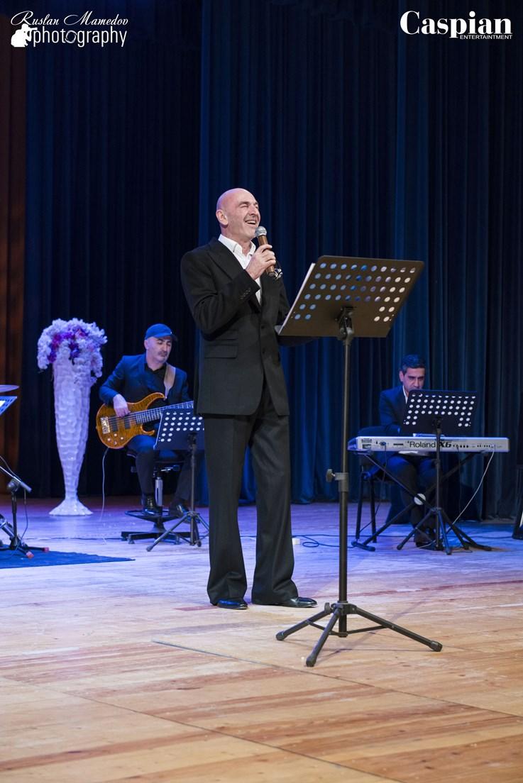 Ильгар Мурадов воплотил свое счастье в акустический Новый год (ФОТО)