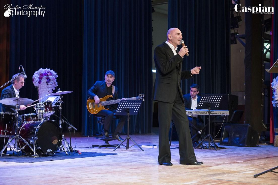 Ильгар Мурадов воплотил свое счастье в акустический Новый год (ФОТО)