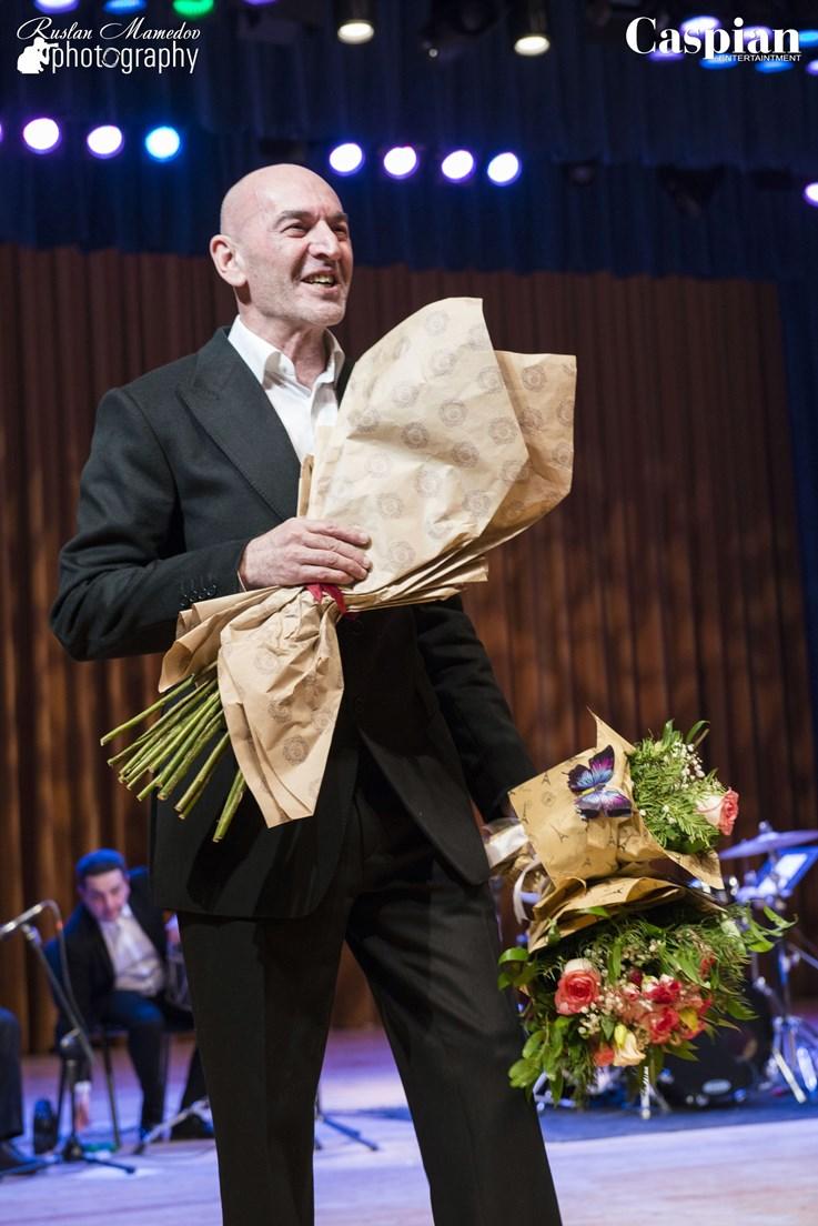 Ильгар Мурадов воплотил свое счастье в акустический Новый год (ФОТО)