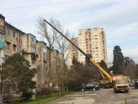 В Баку с крыш домов демонтируются водяные баки (ФОТО)