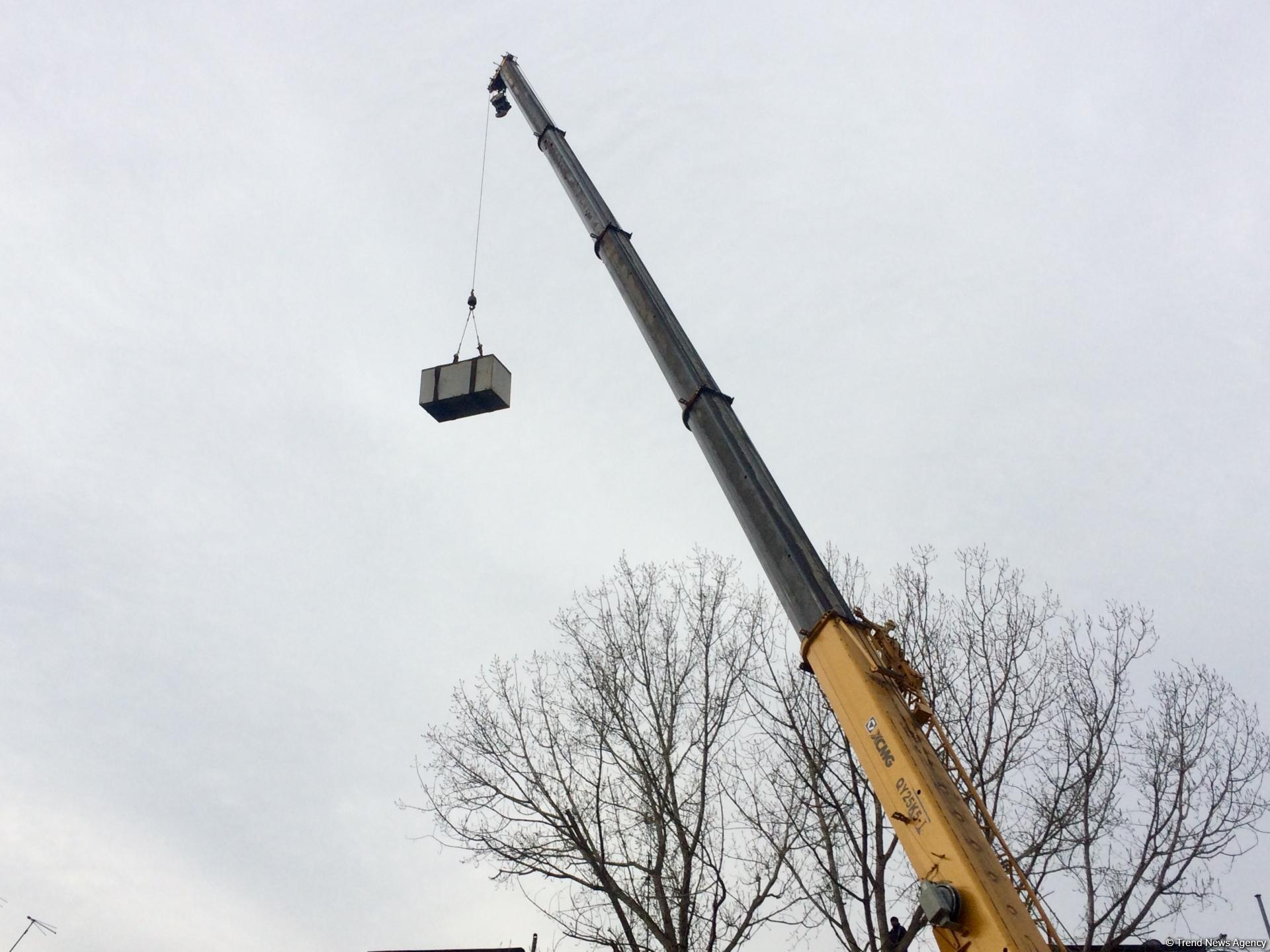 В Баку с крыш домов демонтируются водяные баки (ФОТО)