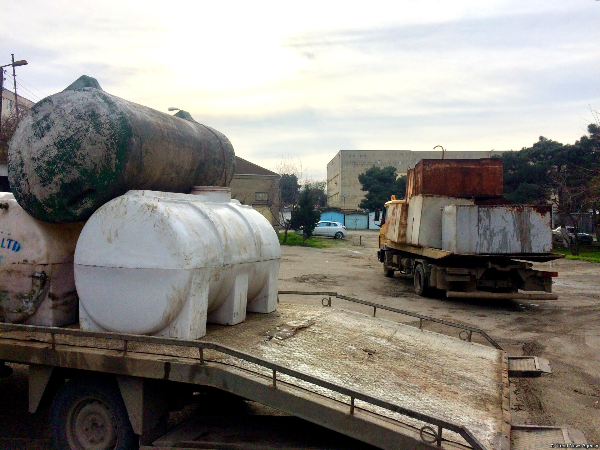 В Баку с крыш домов демонтируются водяные баки (ФОТО)