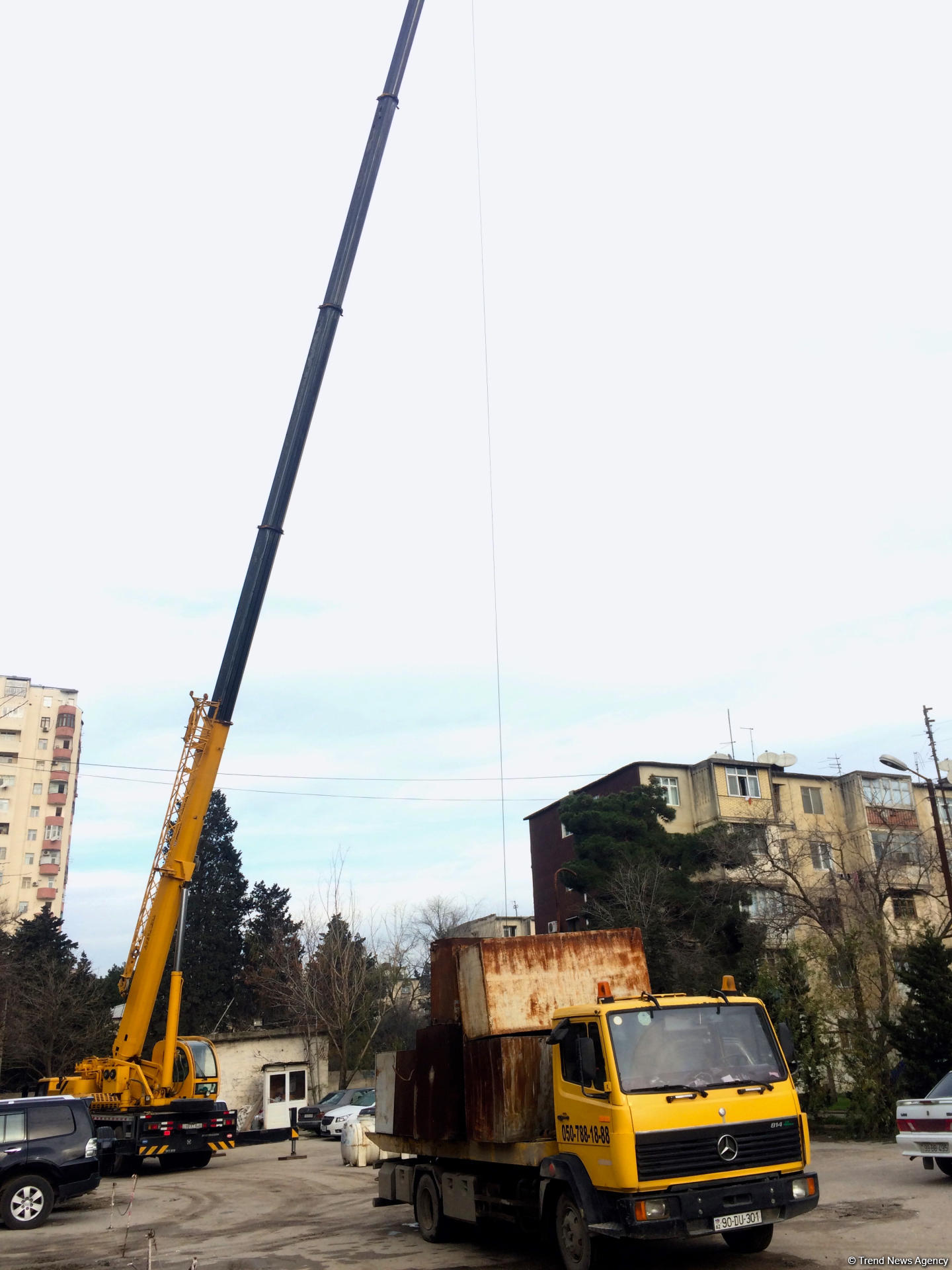 В Баку с крыш домов демонтируются водяные баки (ФОТО)