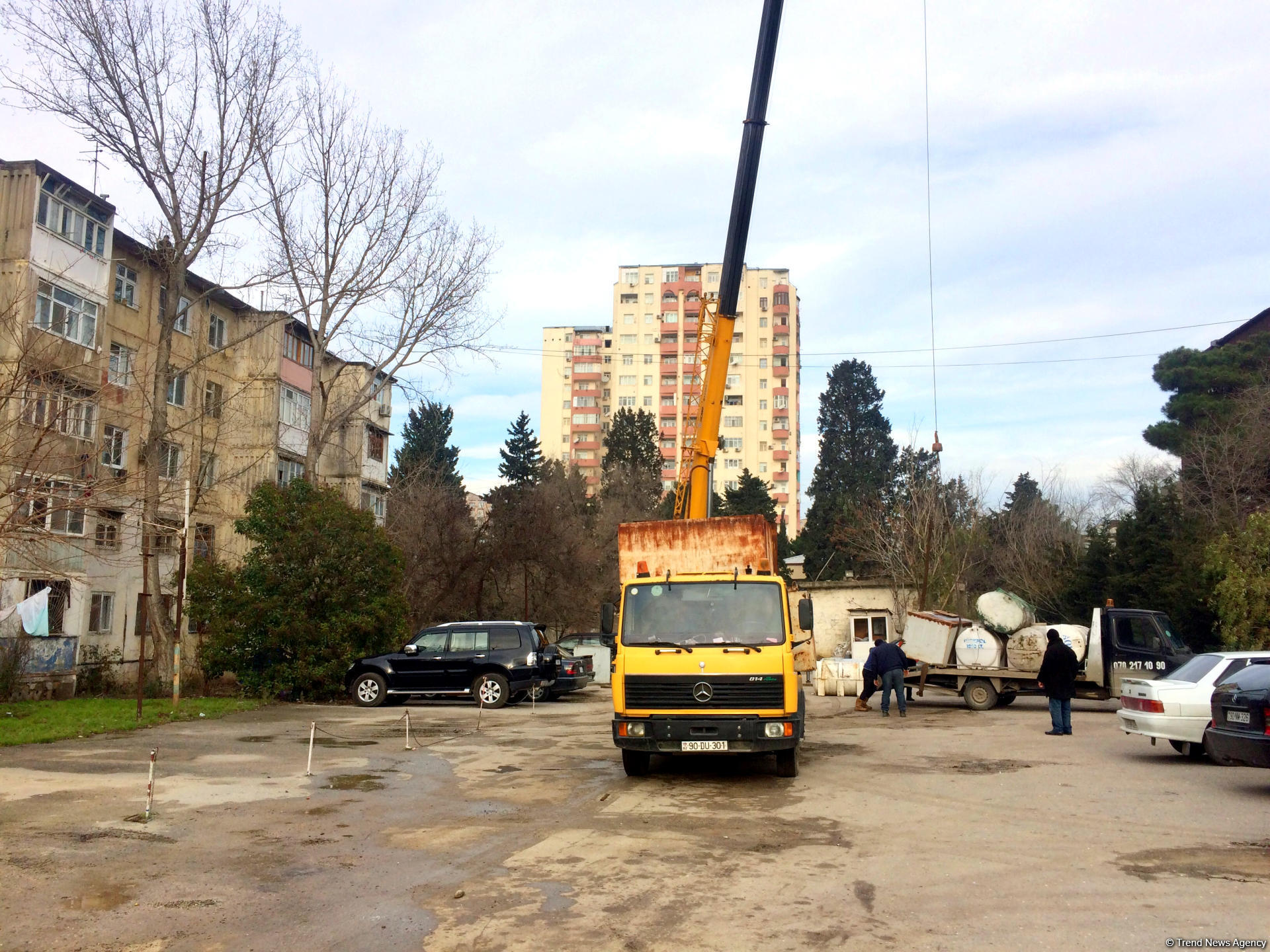 В Баку с крыш домов демонтируются водяные баки (ФОТО)