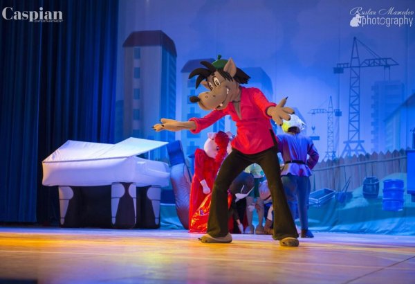 Заяц и Волк из "Ну, погоди!" приехали в Баку (ФОТО)