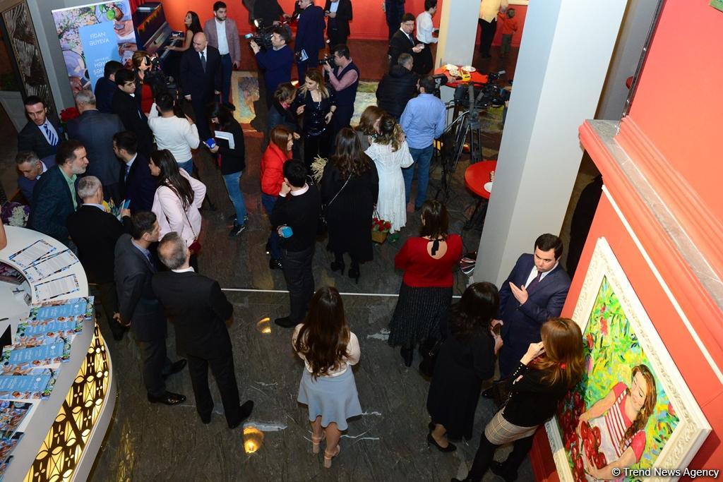 Праздник искусства: в Баку открылась выставка Фидан Алиевой "Жажда жизни" (ФОТО)