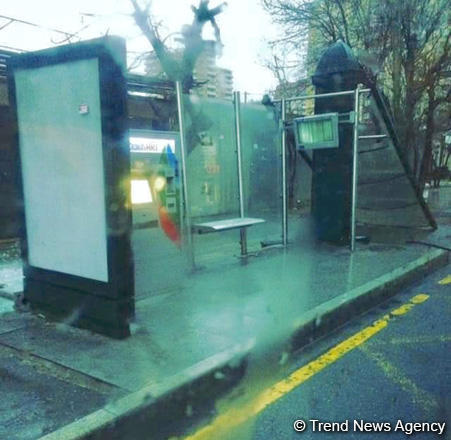 В Баку сильный ветер сорвал крышу с автобусной остановки