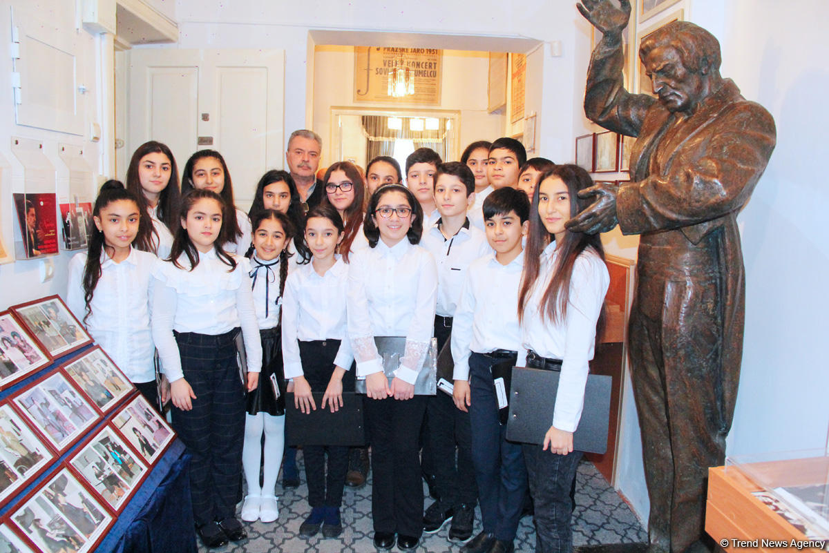 Эйюб Гулиев провел вечер с талантливыми учениками школы имени Рафига Бабаева (ВИДЕО, ФОТО)