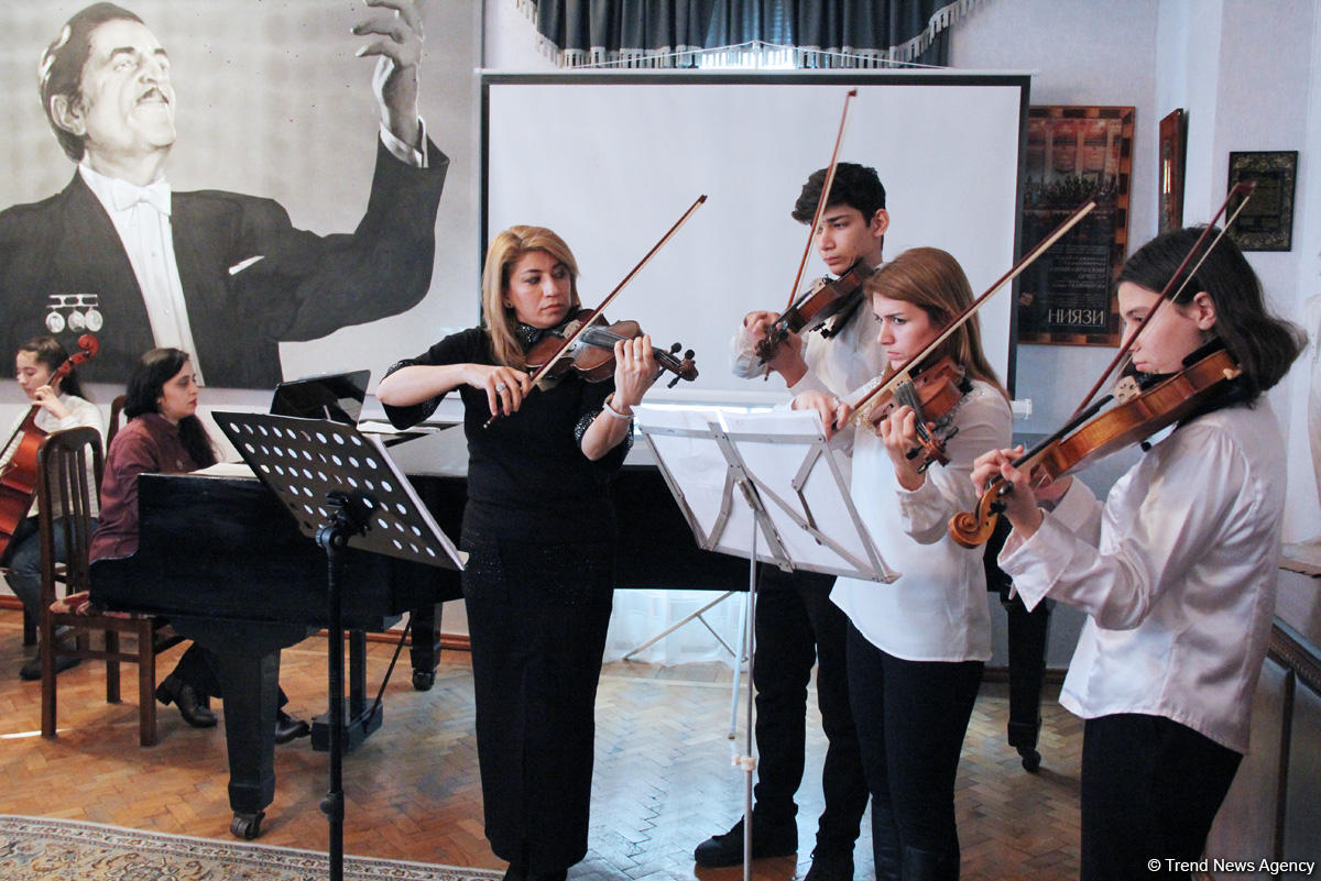 Эйюб Гулиев провел вечер с талантливыми учениками школы имени Рафига Бабаева (ВИДЕО, ФОТО)