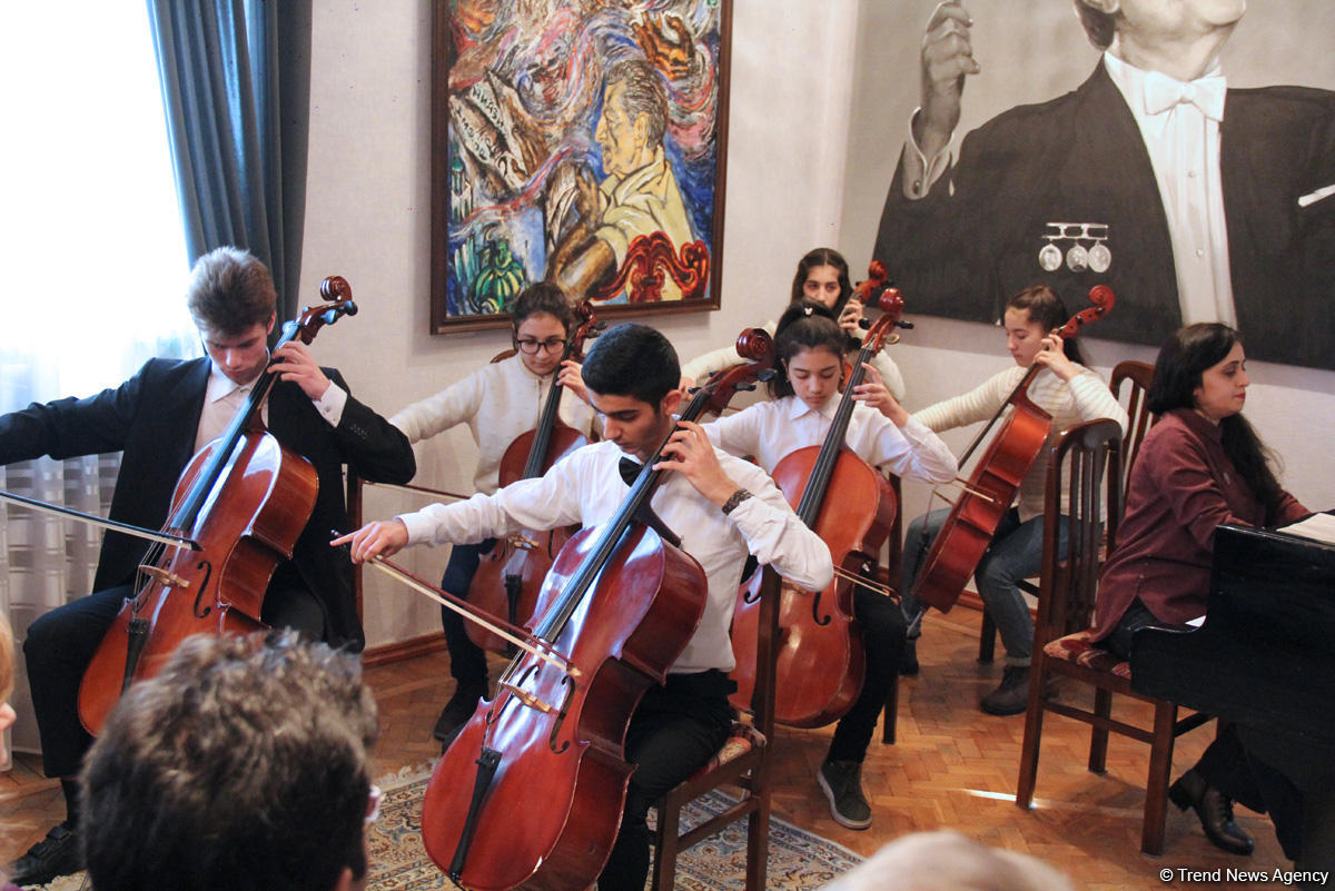 Эйюб Гулиев провел вечер с талантливыми учениками школы имени Рафига Бабаева (ВИДЕО, ФОТО)