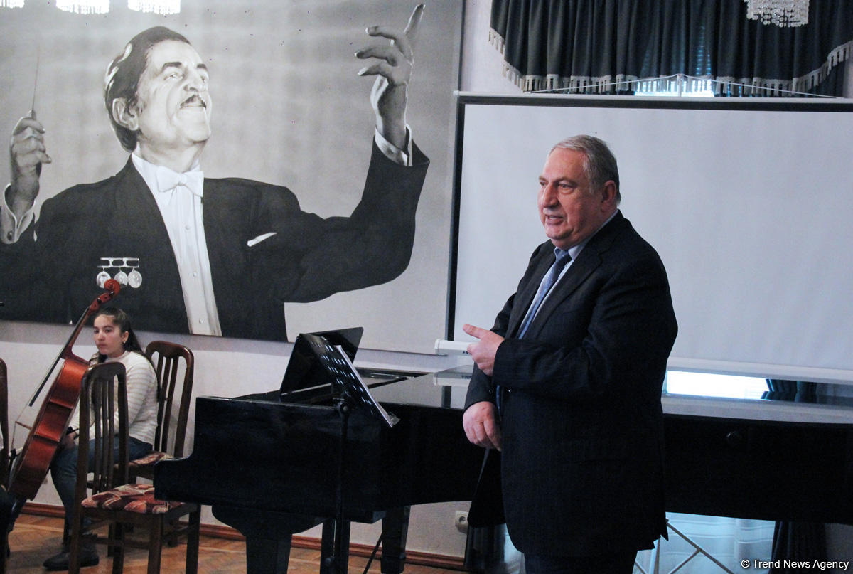 Эйюб Гулиев провел вечер с талантливыми учениками школы имени Рафига Бабаева (ВИДЕО, ФОТО)