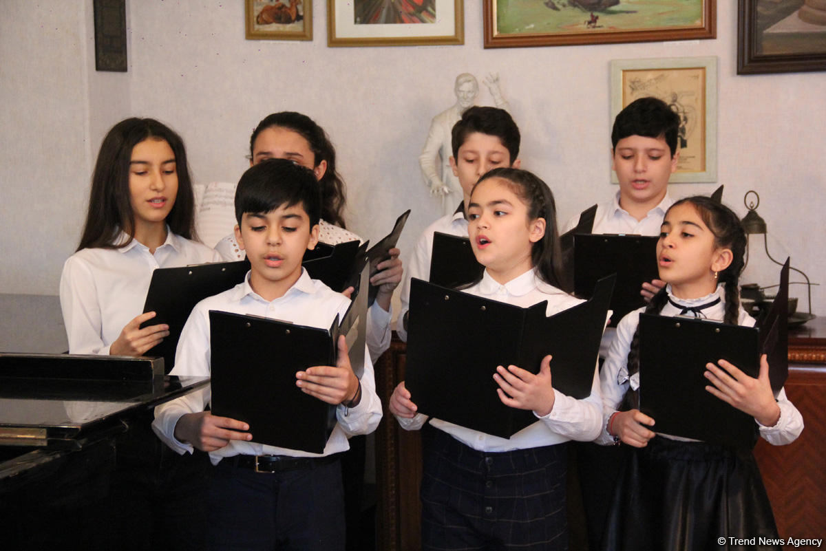 Эйюб Гулиев провел вечер с талантливыми учениками школы имени Рафига Бабаева (ВИДЕО, ФОТО)