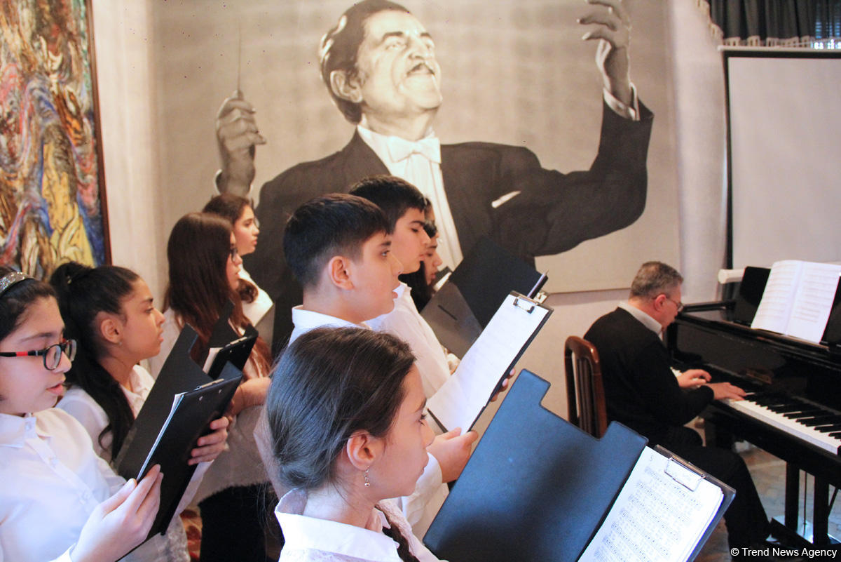 Эйюб Гулиев провел вечер с талантливыми учениками школы имени Рафига Бабаева (ВИДЕО, ФОТО)