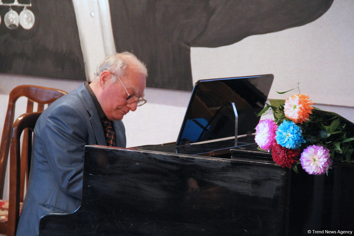 Эйюб Гулиев провел вечер с талантливыми учениками школы имени Рафига Бабаева (ВИДЕО, ФОТО)