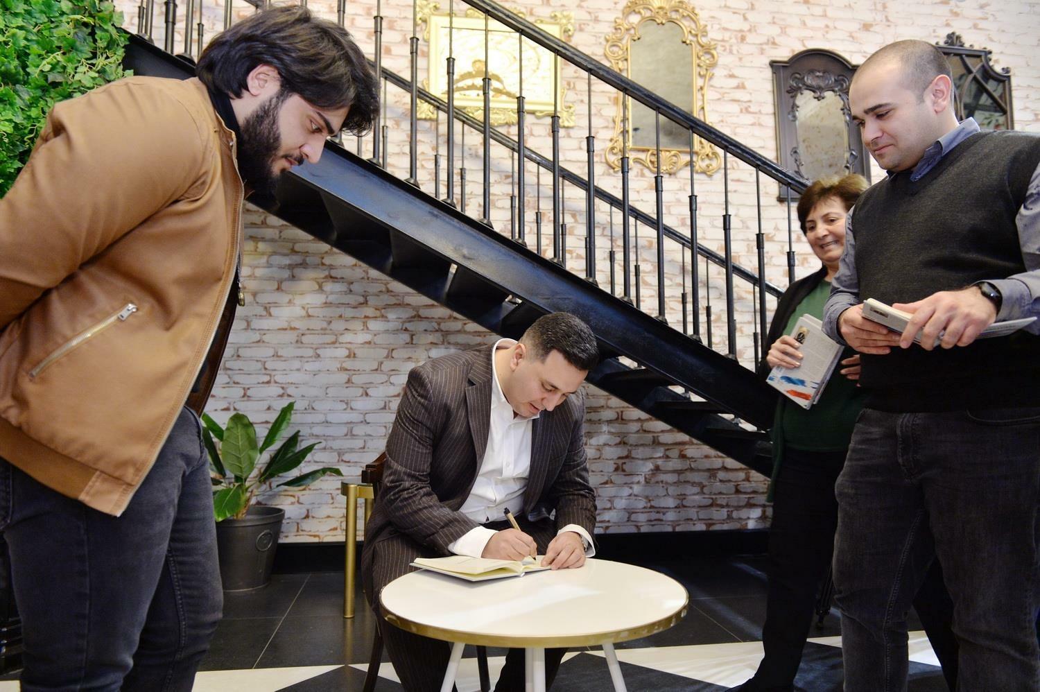 Я Азербайджанец! Джавид Шахбазбеков выразил любовь к Родине стихами, музыкой и постановкой (ФОТО)