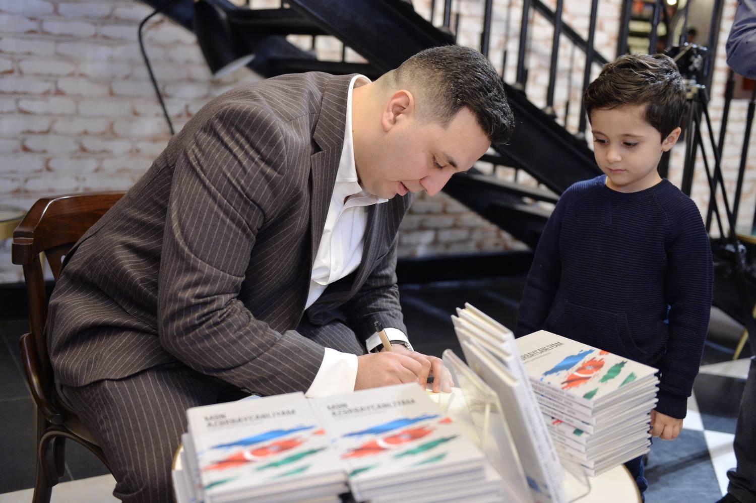 Я Азербайджанец! Джавид Шахбазбеков выразил любовь к Родине стихами, музыкой и постановкой (ФОТО)