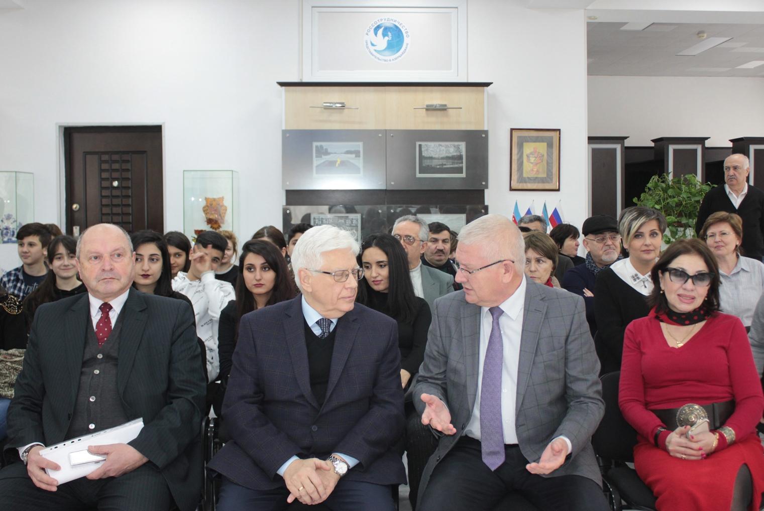 "Блистательный Петербург": в Баку открылась выставка российского фотографа (ФОТО)