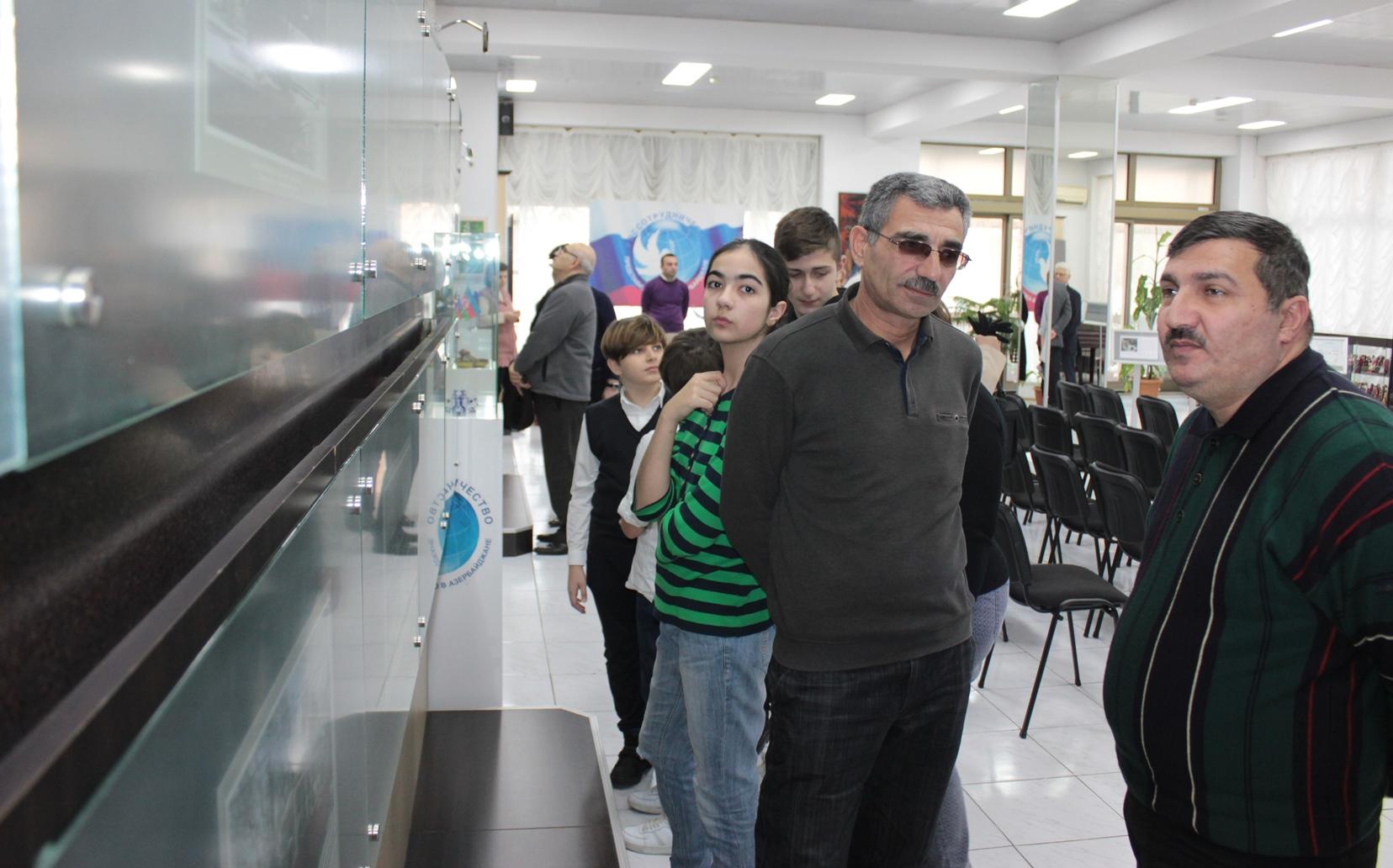 "Блистательный Петербург": в Баку открылась выставка российского фотографа (ФОТО)