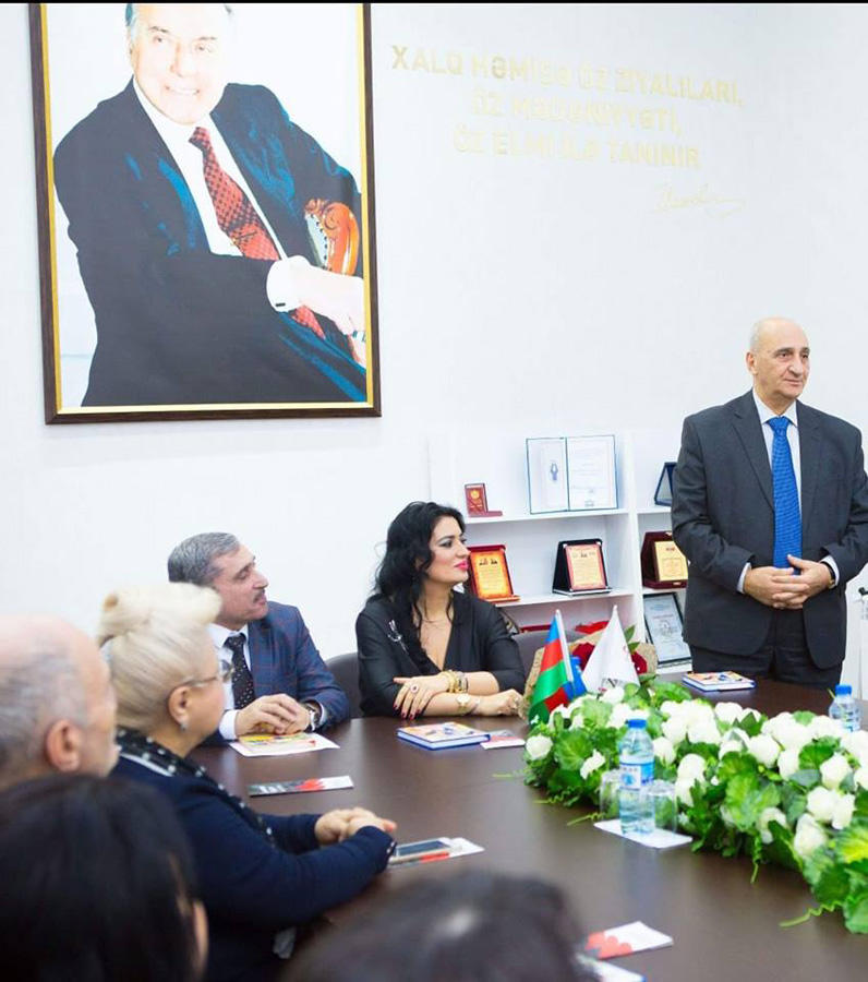 Азербайджанская писательница совершила сделку с совестью (ФОТО)