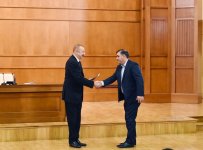 Президент Ильхам Алиев и Первая леди Мехрибан Алиева встретились с семьями шехидов (ФОТО)