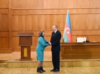 Президент Ильхам Алиев и Первая леди Мехрибан Алиева встретились с семьями шехидов (ФОТО)