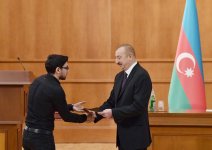 Президент Ильхам Алиев и Первая леди Мехрибан Алиева встретились с семьями шехидов (ФОТО)