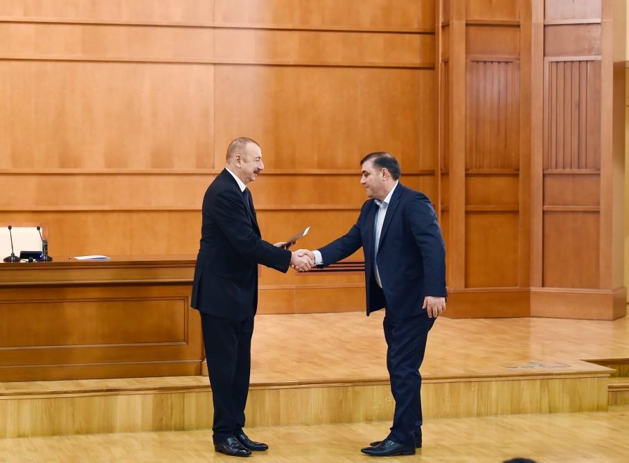 Президент Ильхам Алиев и Первая леди Мехрибан Алиева встретились с семьями шехидов (ФОТО)