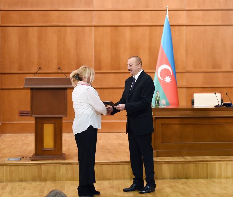 Президент Ильхам Алиев и Первая леди Мехрибан Алиева встретились с семьями шехидов (ФОТО)