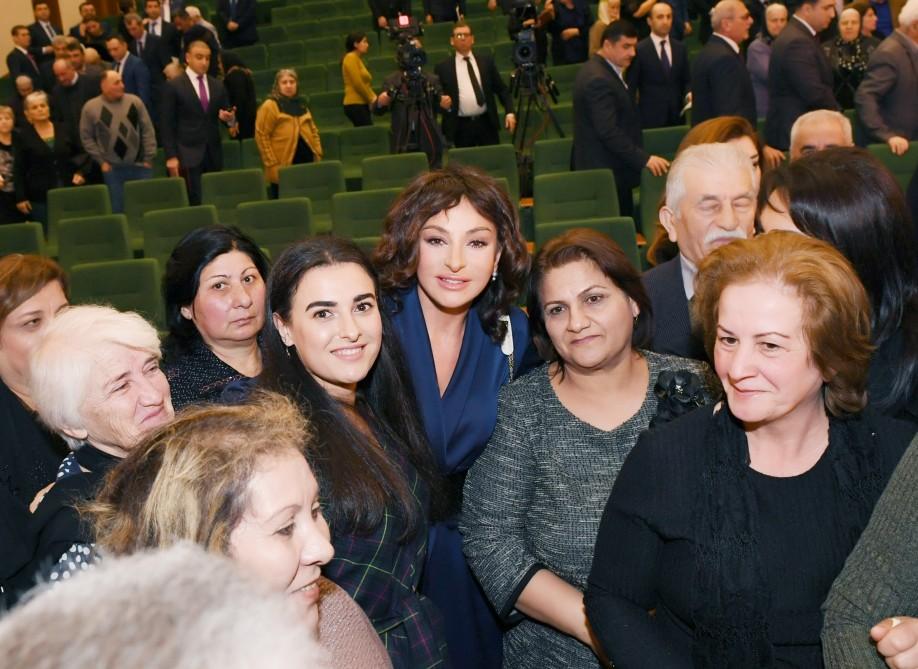 Президент Ильхам Алиев и Первая леди Мехрибан Алиева встретились с семьями шехидов (ФОТО)