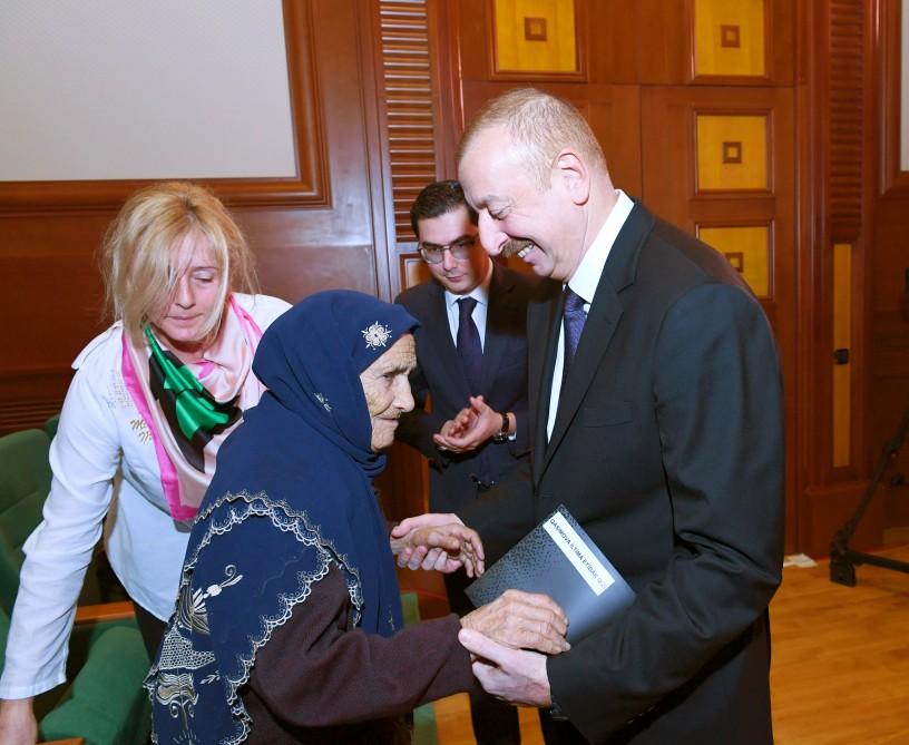 Президент Ильхам Алиев и Первая леди Мехрибан Алиева встретились с семьями шехидов (ФОТО)