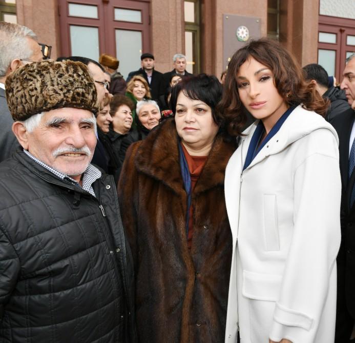 Президент Ильхам Алиев и Первая леди Мехрибан Алиева встретились с семьями шехидов (ФОТО)