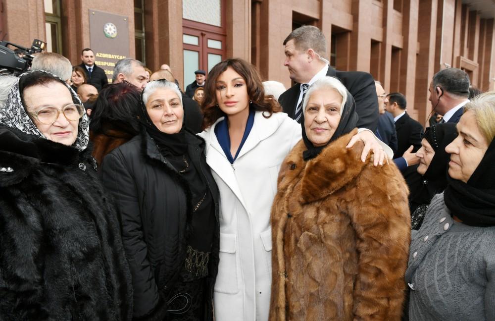 Президент Ильхам Алиев и Первая леди Мехрибан Алиева встретились с семьями шехидов (ФОТО)