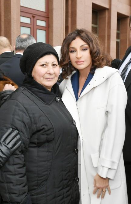 Президент Ильхам Алиев и Первая леди Мехрибан Алиева встретились с семьями шехидов (ФОТО)