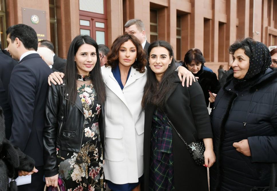 Президент Ильхам Алиев и Первая леди Мехрибан Алиева встретились с семьями шехидов (ФОТО)