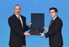 Президент Ильхам Алиев и Первая леди Мехрибан Алиева приняли участие в республиканском собрании, посвященном Дню азербайджанской молодежи (ФОТО)