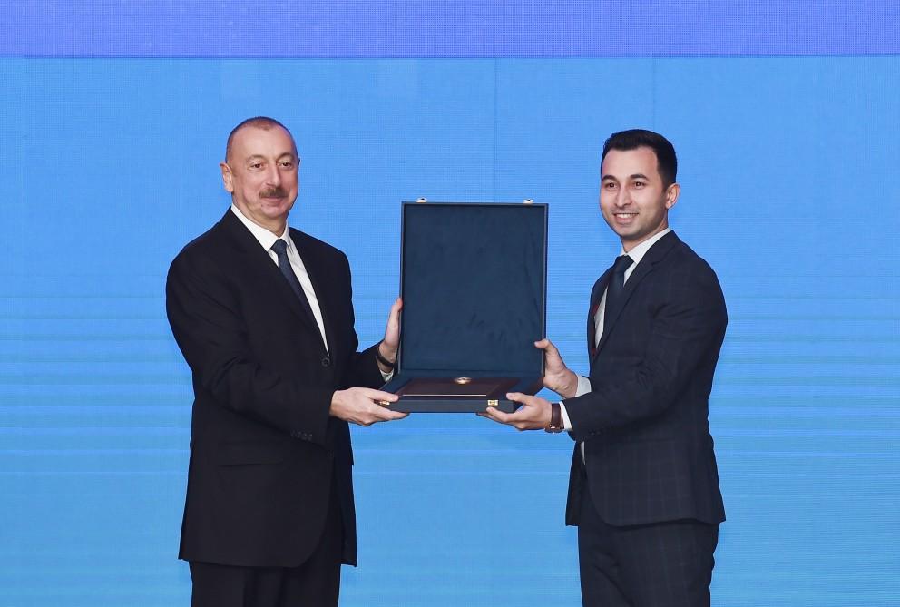 Президент Ильхам Алиев и Первая леди Мехрибан Алиева приняли участие в республиканском собрании, посвященном Дню азербайджанской молодежи (ФОТО)