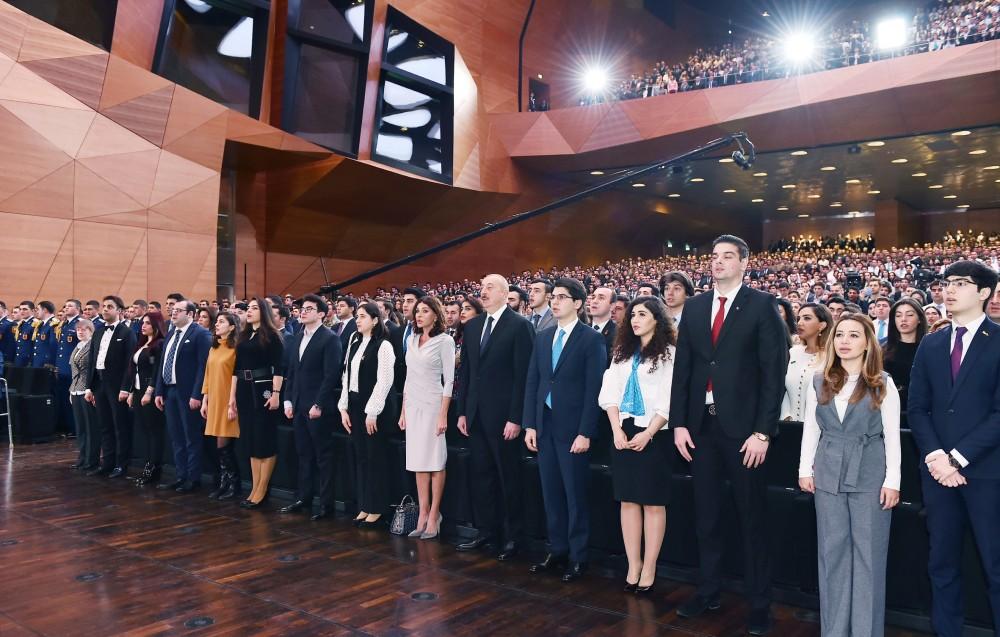 Президент Ильхам Алиев и Первая леди Мехрибан Алиева приняли участие в республиканском собрании, посвященном Дню азербайджанской молодежи (ФОТО)