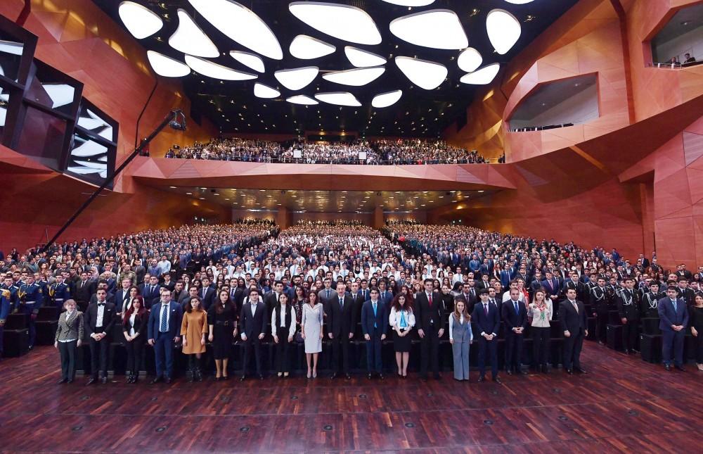 Президент Ильхам Алиев и Первая леди Мехрибан Алиева приняли участие в республиканском собрании, посвященном Дню азербайджанской молодежи (ФОТО)