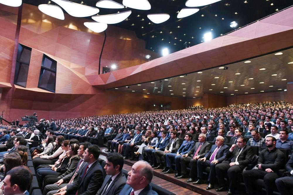 Президент Ильхам Алиев и Первая леди Мехрибан Алиева приняли участие в республиканском собрании, посвященном Дню азербайджанской молодежи (ФОТО)